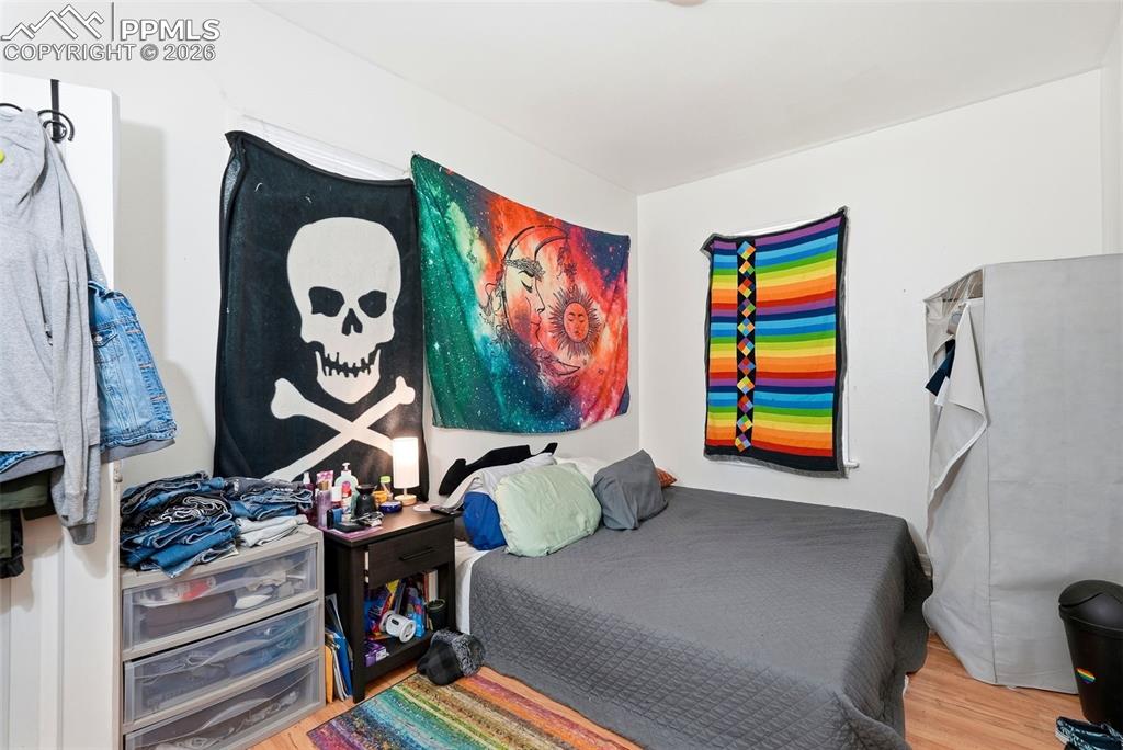 Image 14 of 50: Bedroom