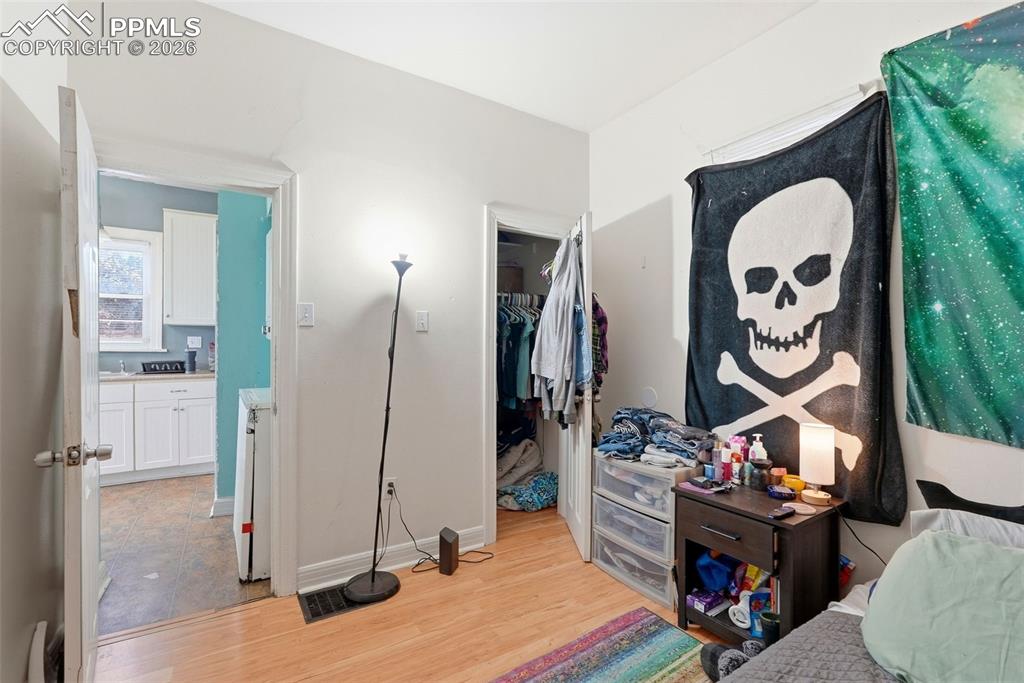 Image 16 of 50: Bedroom