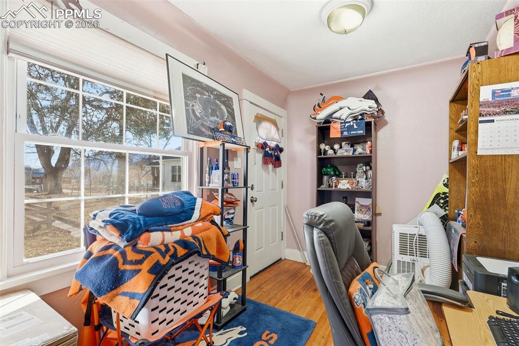 Image 17 of 50: Office