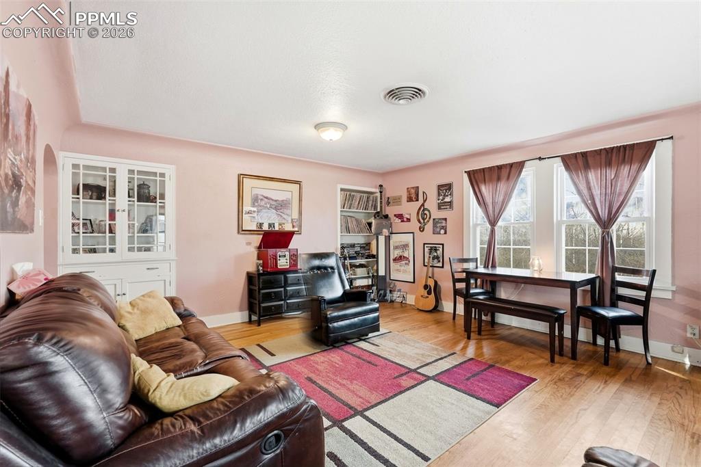 Image 18 of 50: Living Room