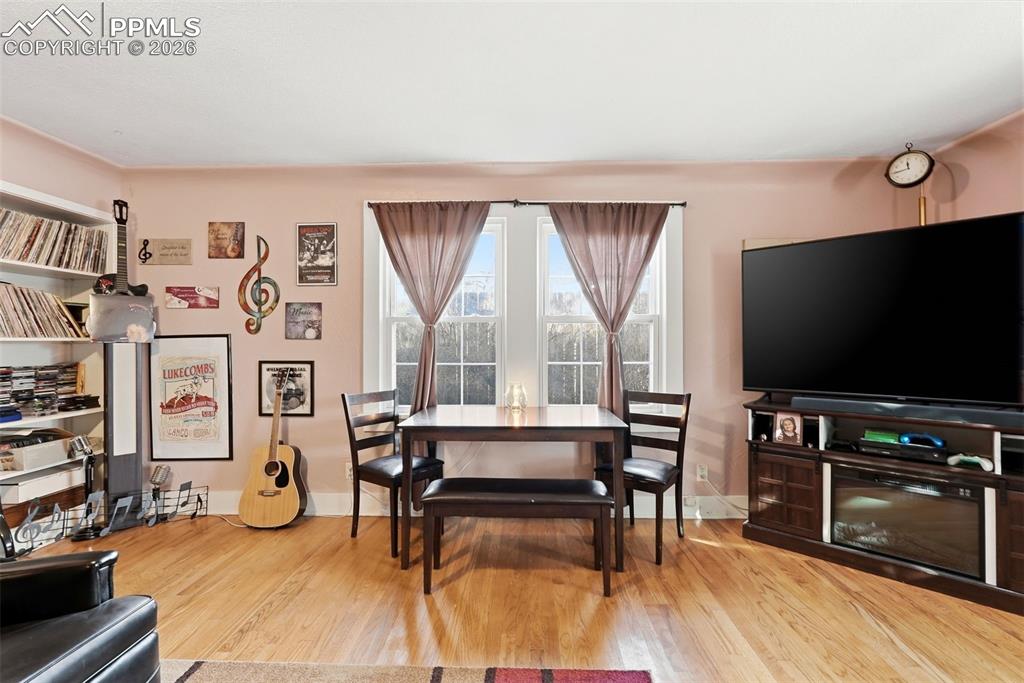 Image 19 of 50: Dining Area