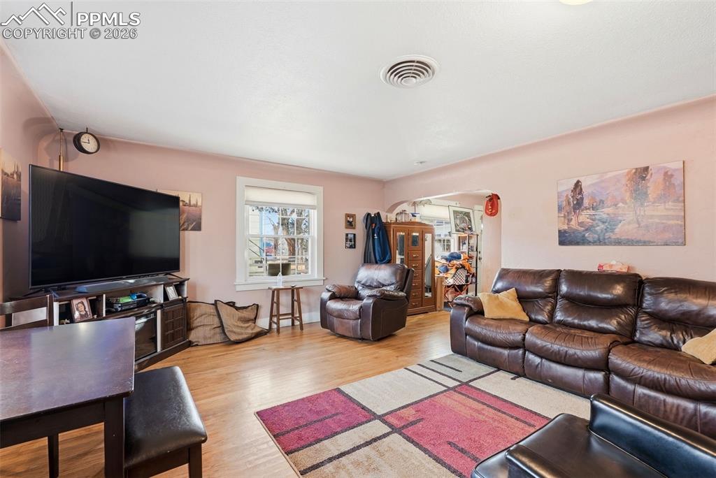 Image 20 of 50: Living Room