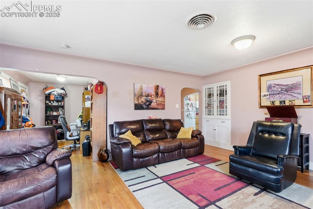 Image 21 of 50: Living Room