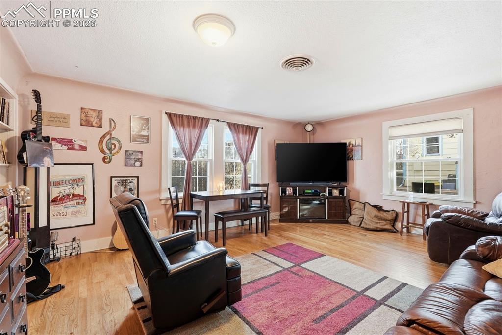 Image 22 of 50: Living Room