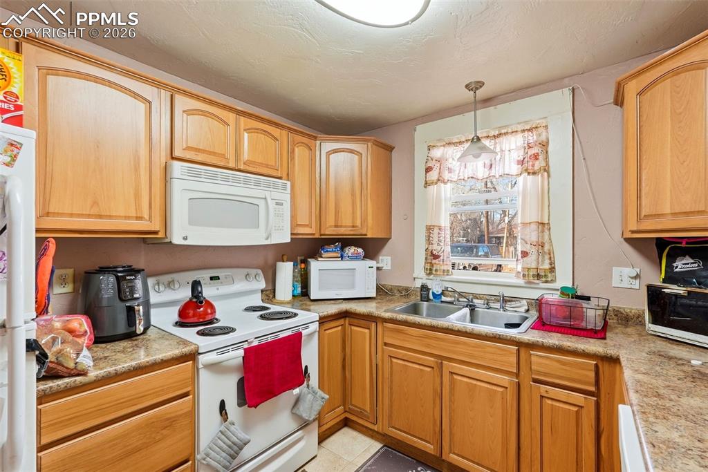 Image 23 of 50: Kitchen