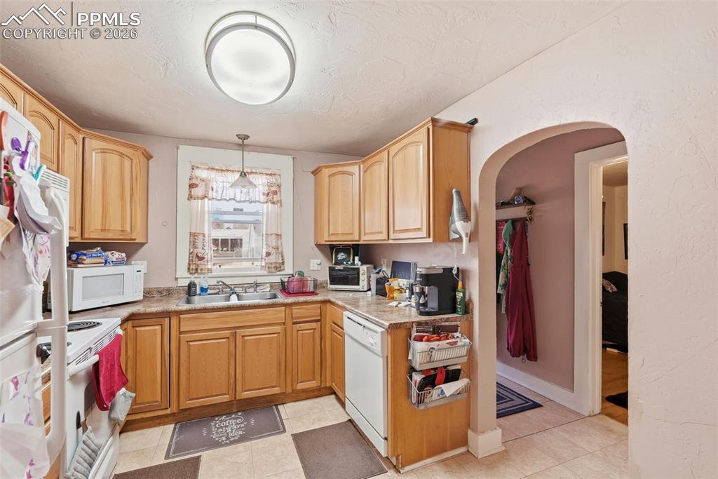 Image 25 of 50: Kitchen