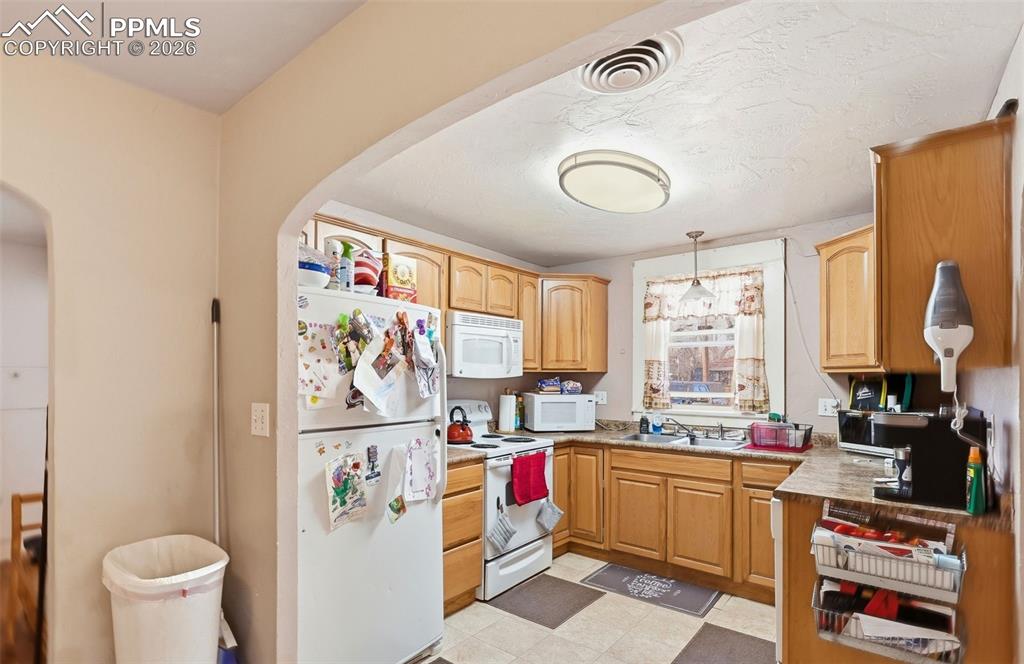 Image 26 of 50: Kitchen