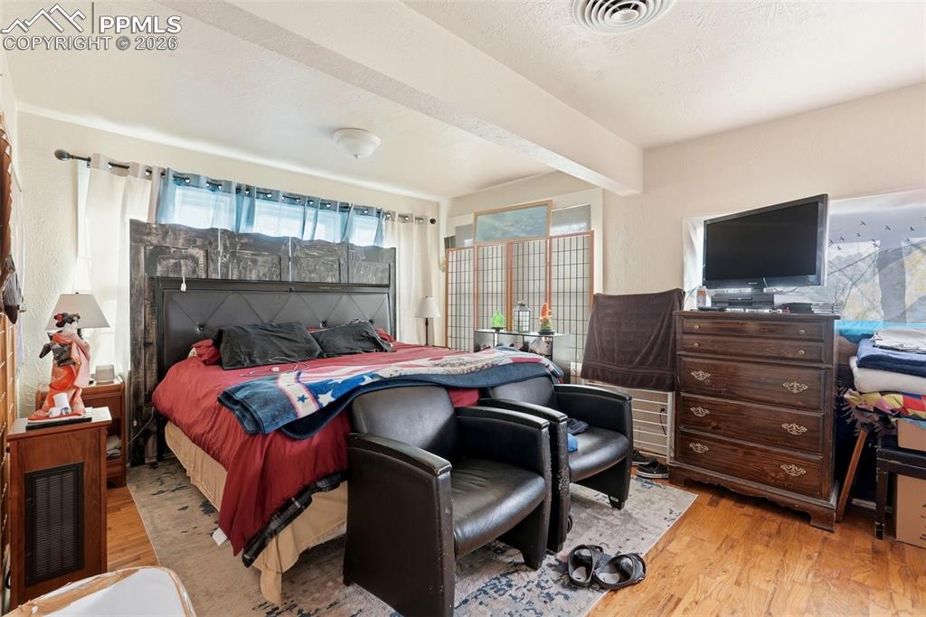 Image 29 of 50: Bedroom