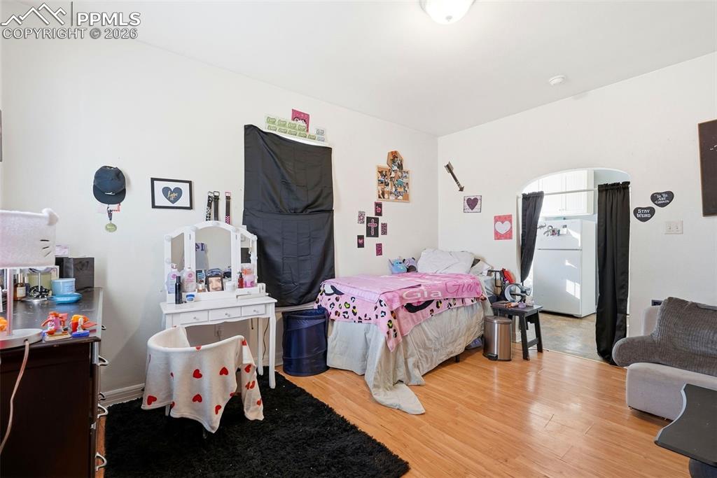 Image 3 of 50: Bedroom