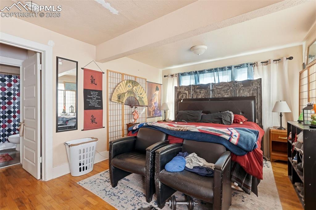 Image 30 of 50: Bedroom