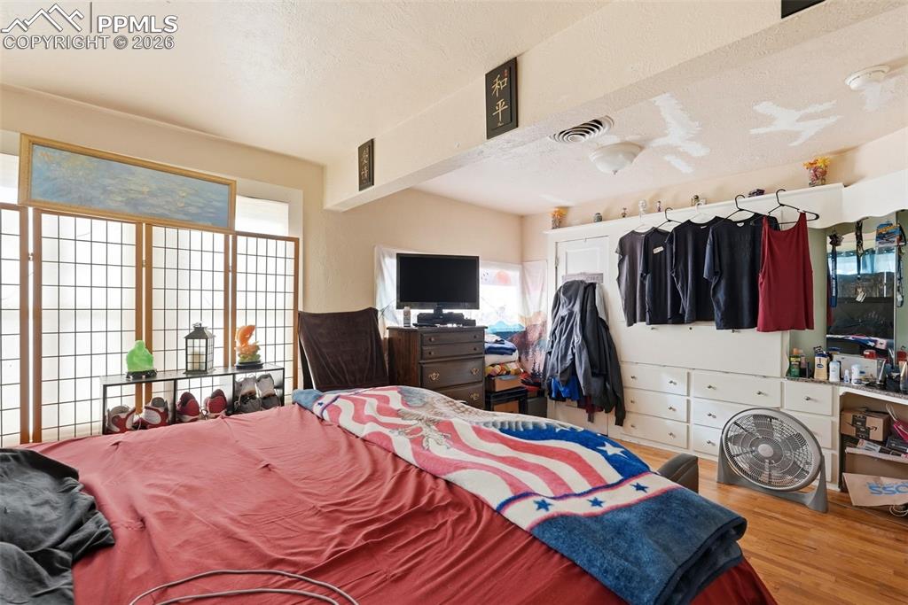 Image 31 of 50: Bedroom