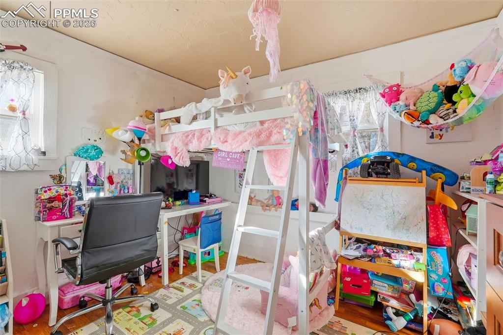 Image 32 of 50: Bedroom