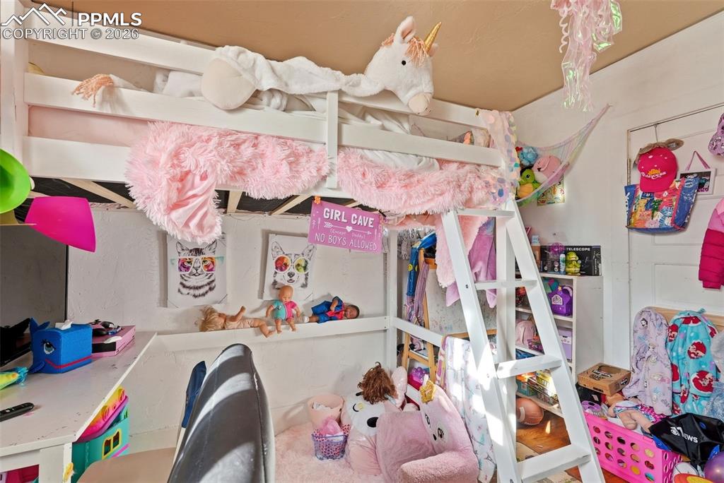 Image 33 of 50: Bedroom