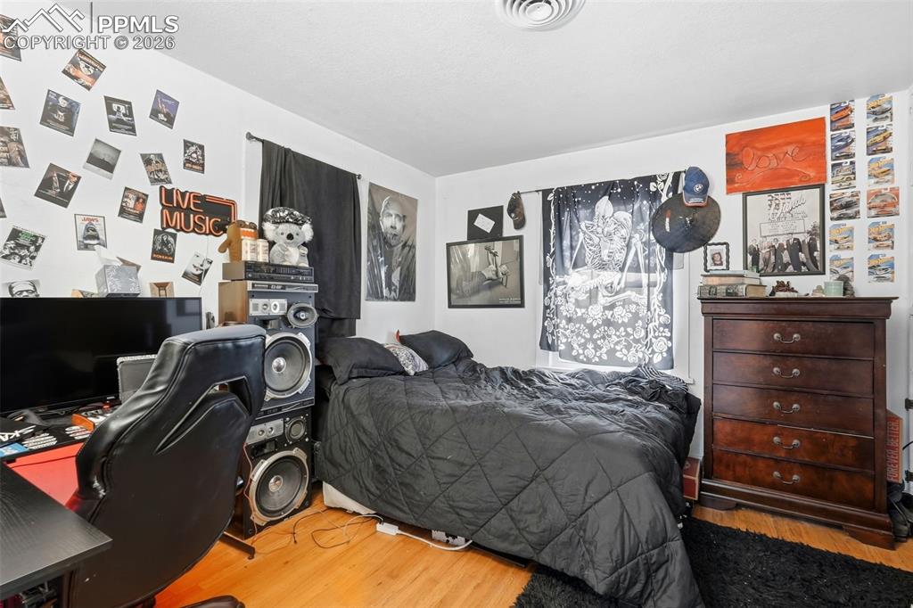 Image 36 of 50: Bedroom