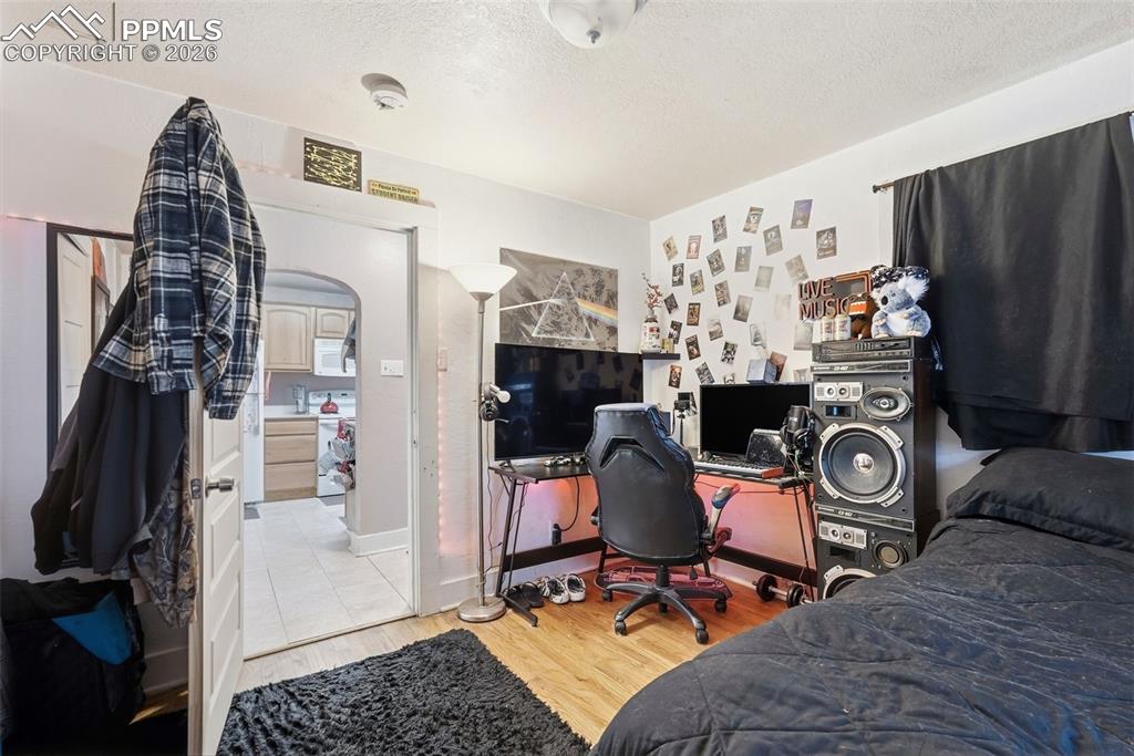 Image 37 of 50: Bedroom