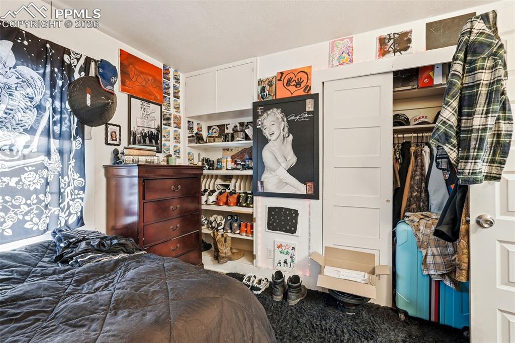 Image 38 of 50: Bedroom