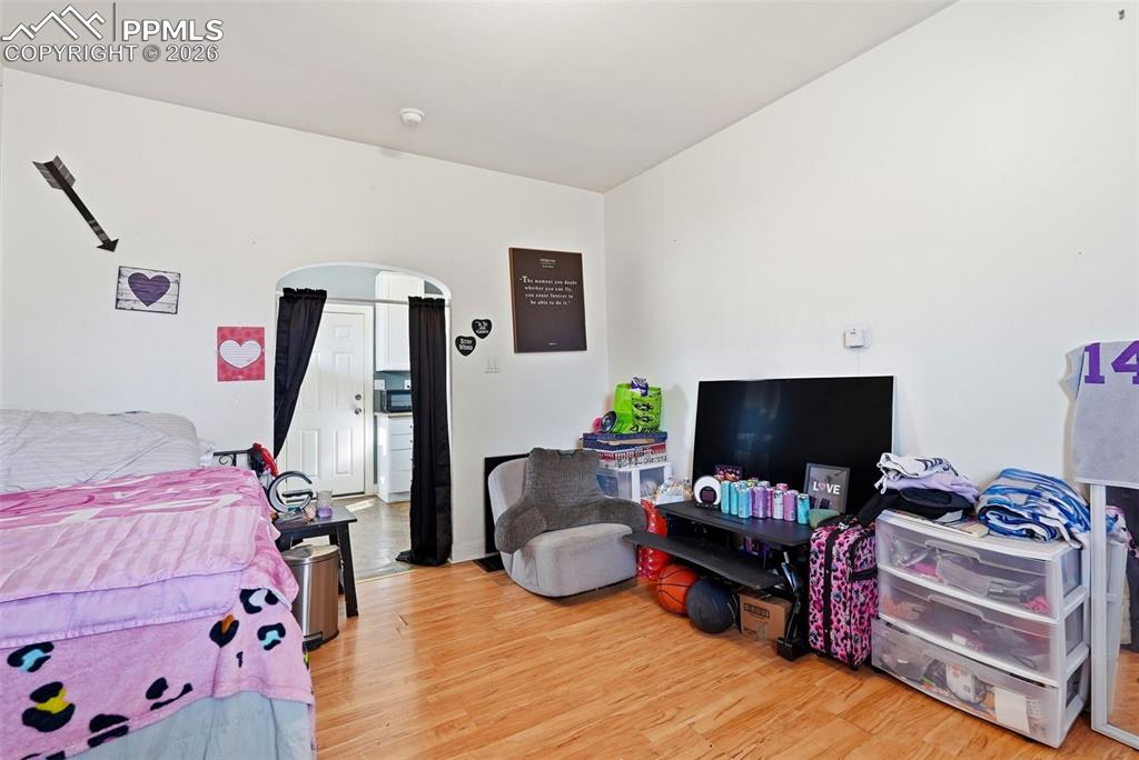 Image 4 of 50: Bedroom