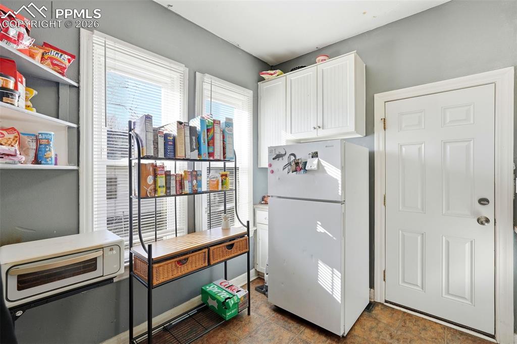 Image 5 of 50: Laundry