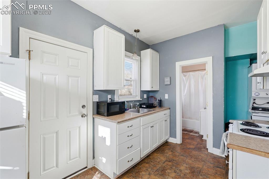 Image 6 of 50: Kitchen