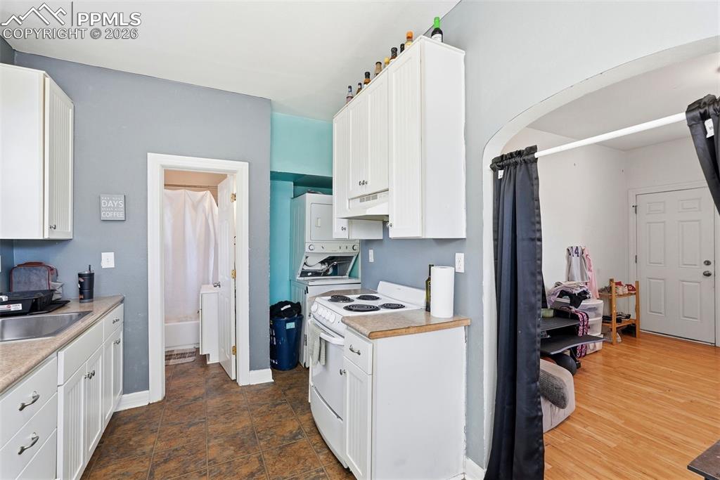 Image 7 of 50: Kitchen