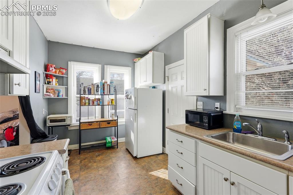 Image 8 of 50: Kitchen