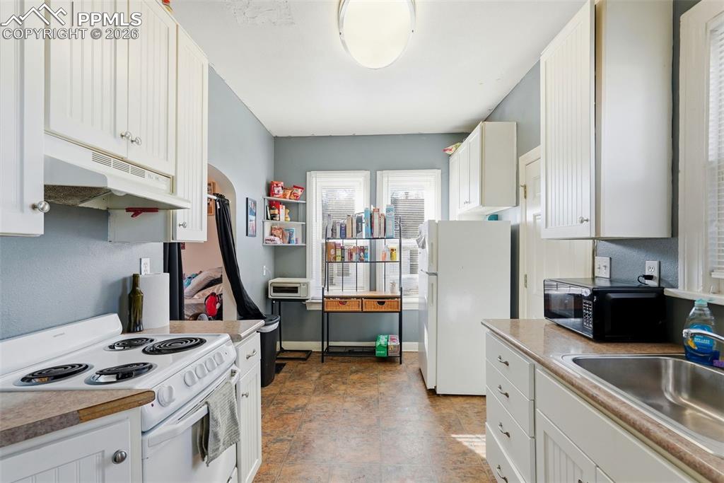 Image 9 of 50: Kitchen