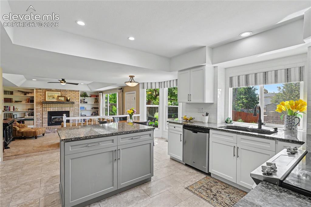 Image 7 of 47: Kitchen