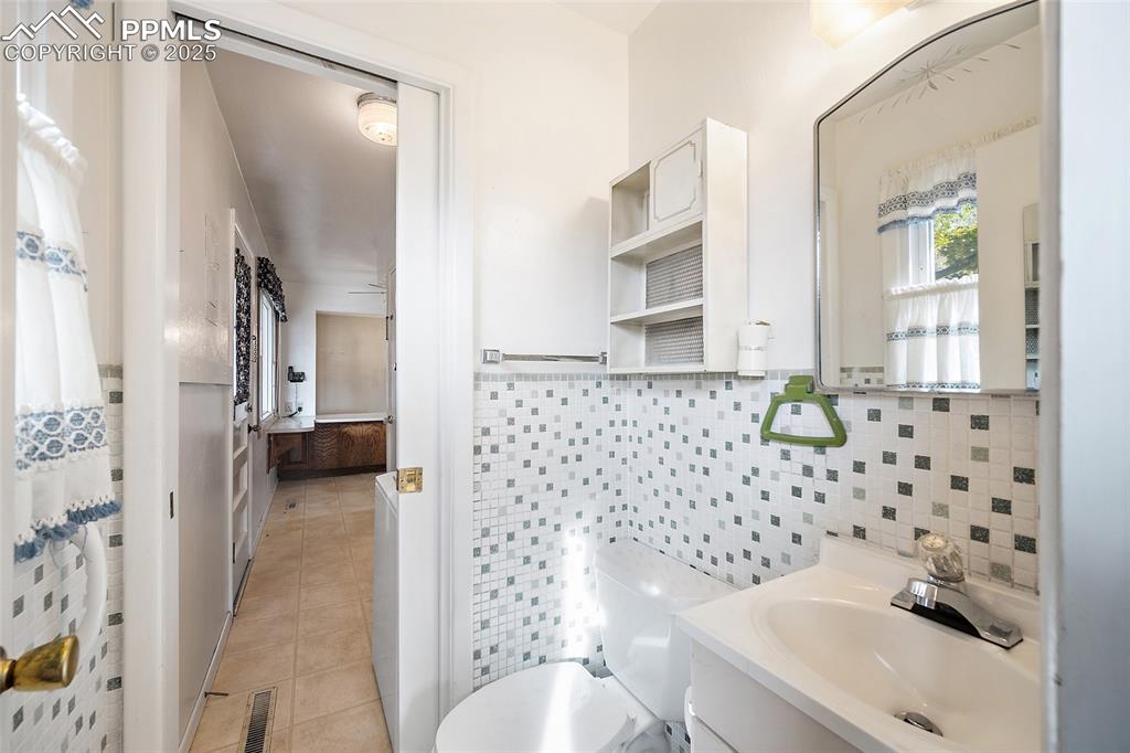 Image 11 of 24: Bathroom