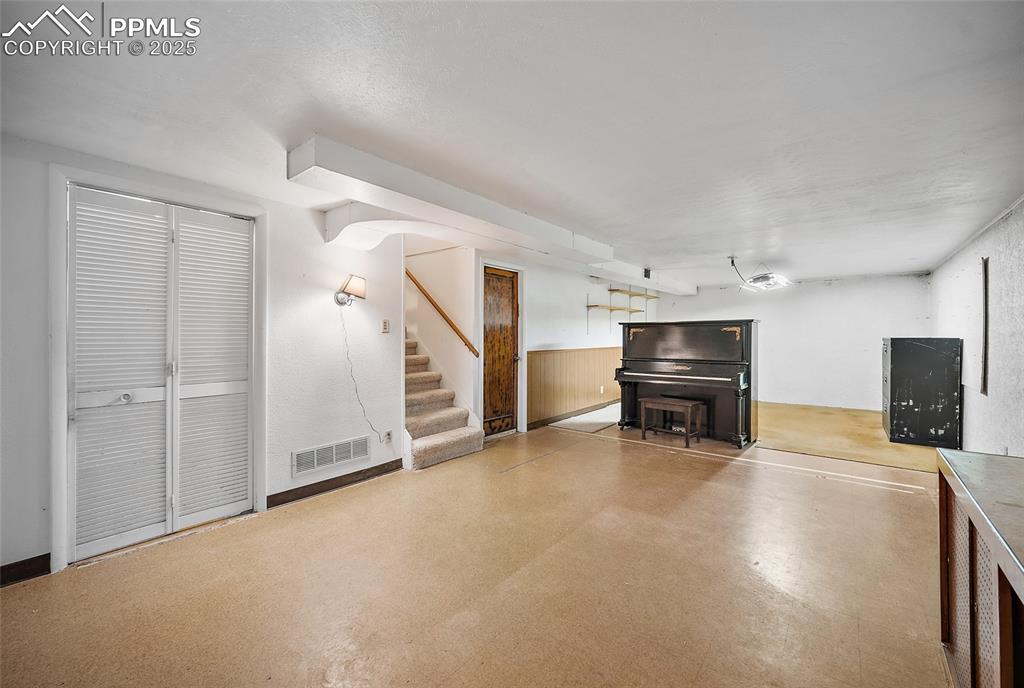 Image 14 of 24: Living Room