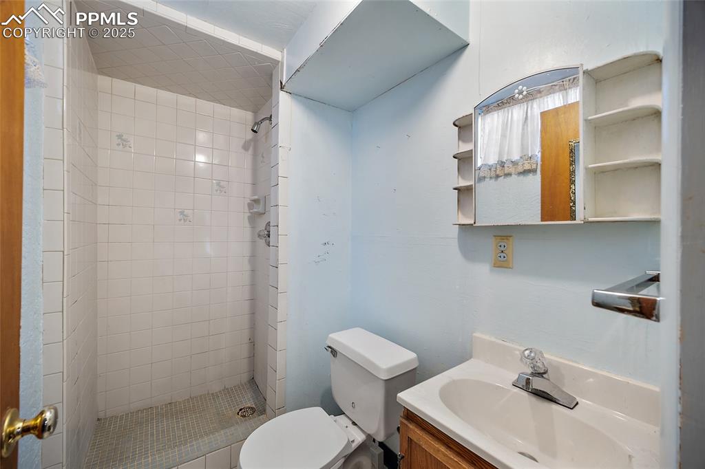 Image 16 of 24: Bathroom