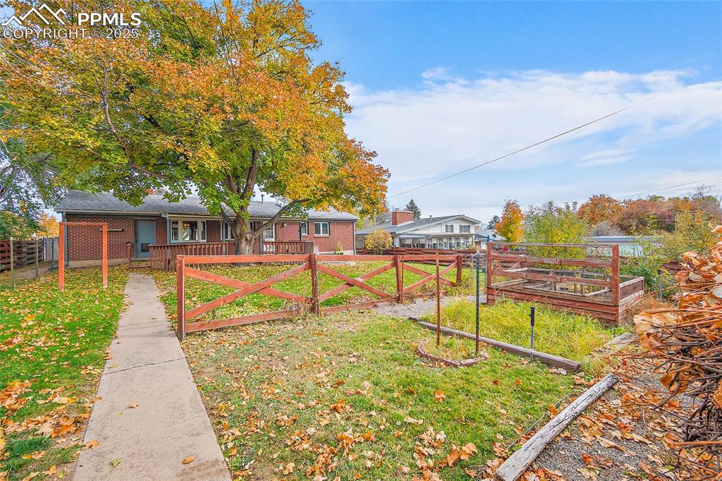 Image 21 of 24: Yard