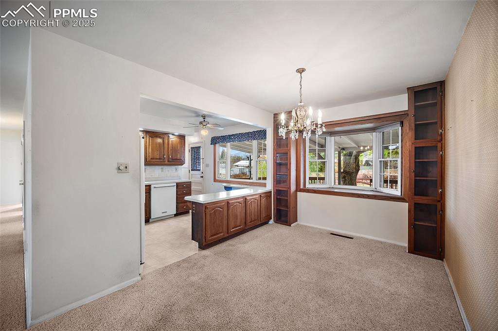 Image 4 of 24: Dining Area