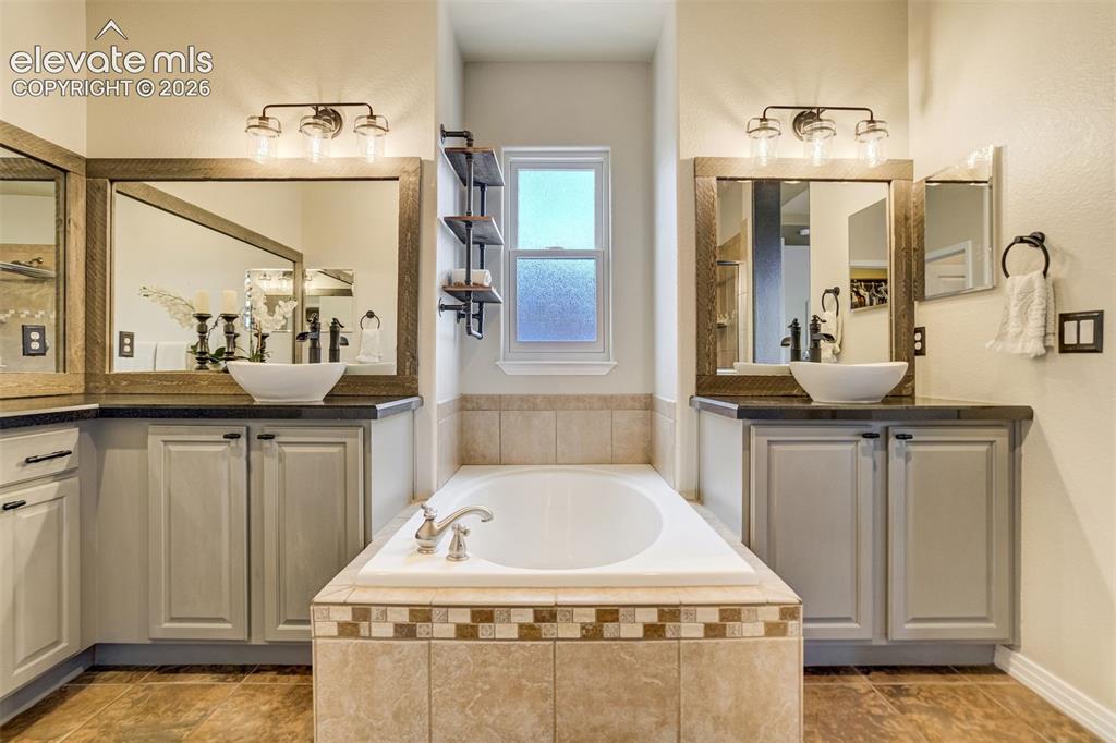 Image 16 of 43: Bathroom