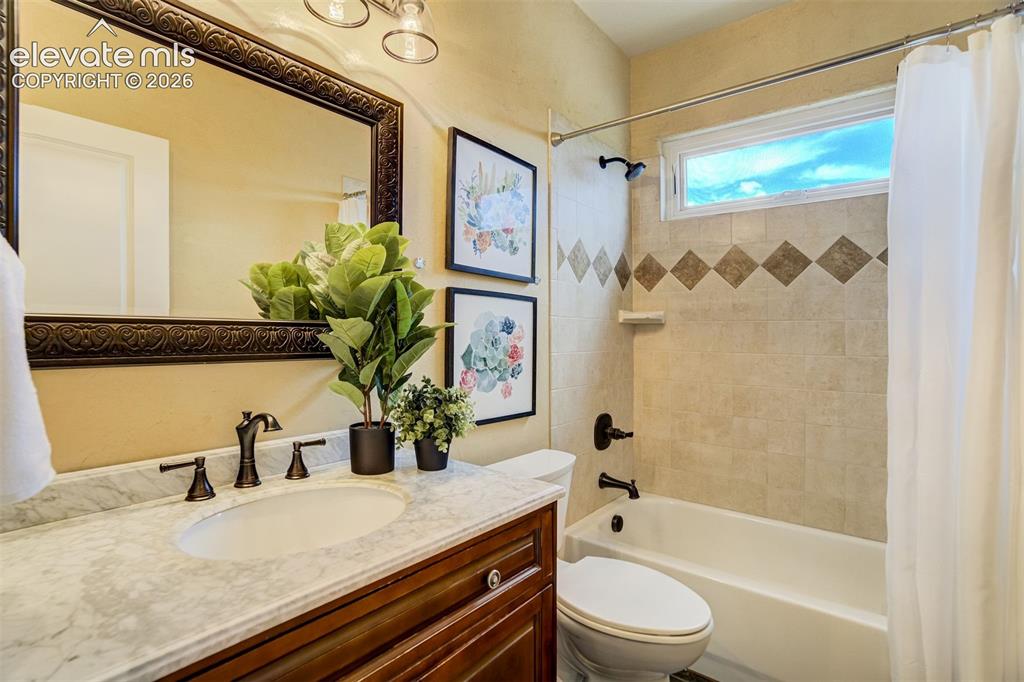 Image 20 of 43: Bathroom