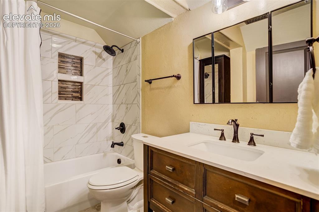 Image 31 of 43: Bathroom
