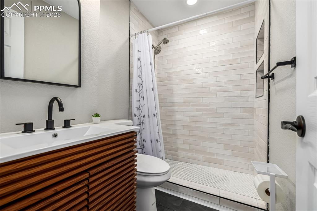 Image 18 of 42: Bathroom