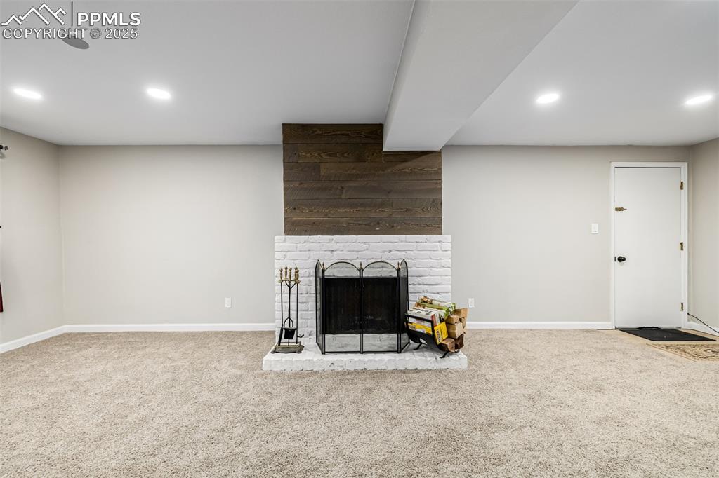 Image 19 of 42: Living Room
