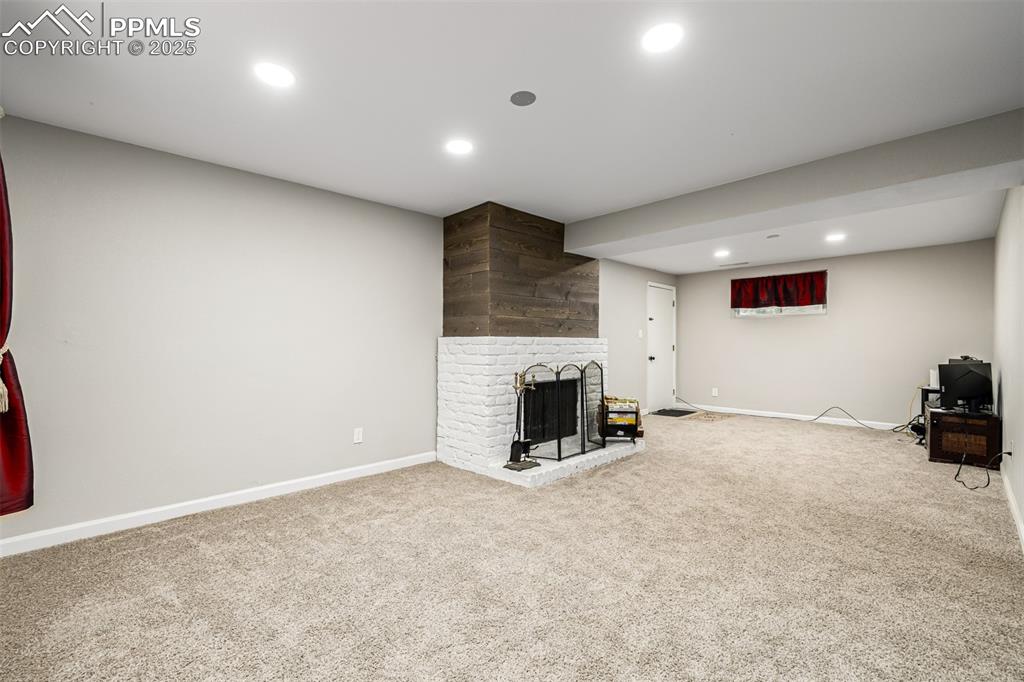 Image 22 of 42: Living Room