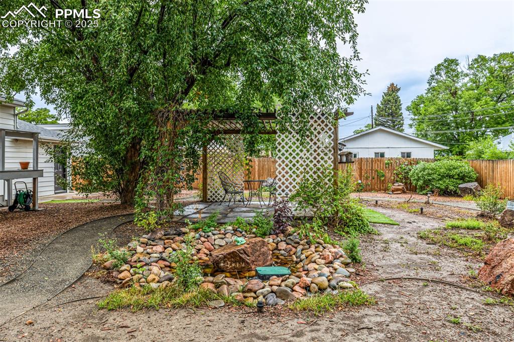 Image 34 of 42: Yard