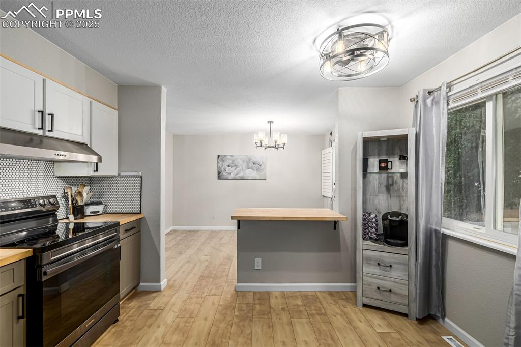 Image 5 of 42: Kitchen