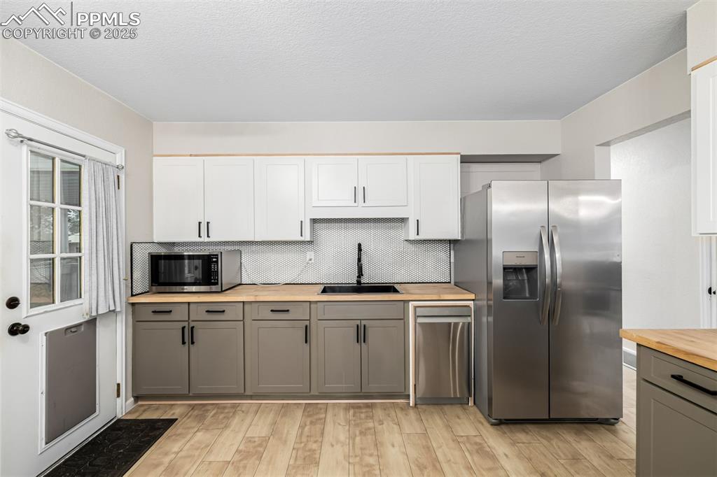 Image 7 of 42: Kitchen
