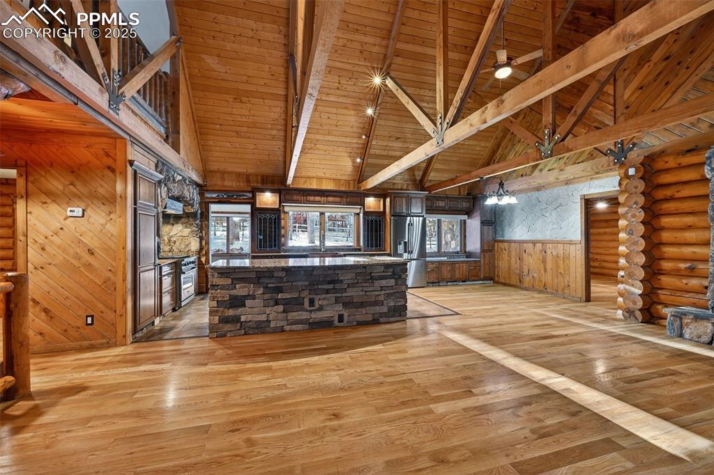 Image 14 of 49: Kitchen