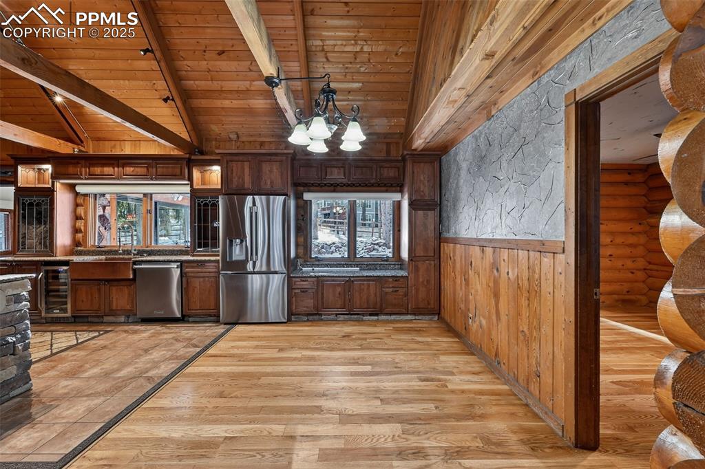 Image 15 of 49: Kitchen