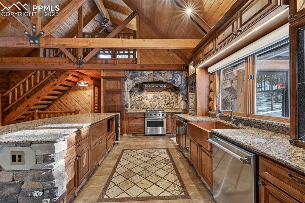 Image 17 of 49: Kitchen