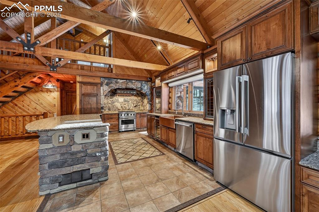 Image 18 of 49: Kitchen