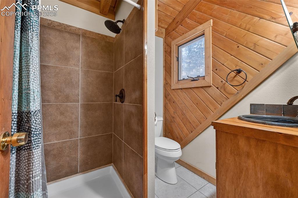 Image 21 of 49: Bathroom