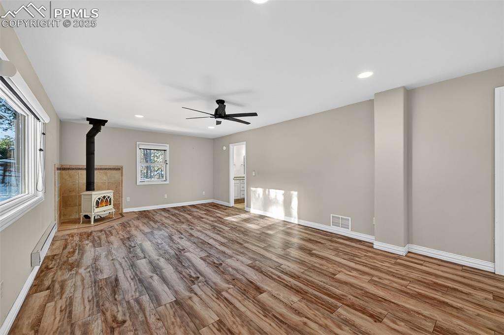 Image 27 of 49: Living Room