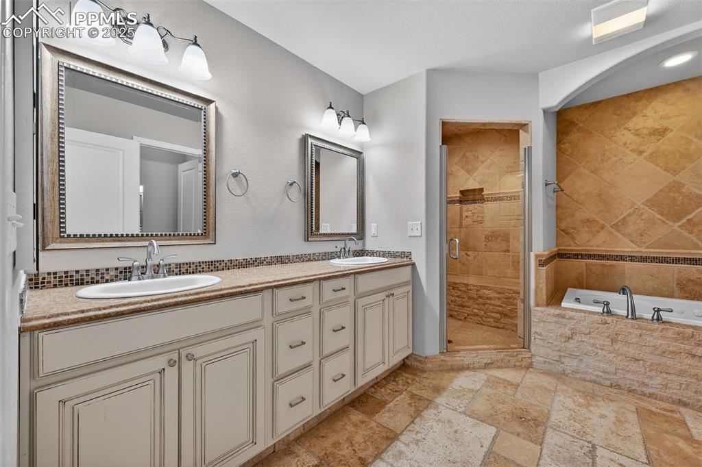 Image 28 of 49: Bathroom