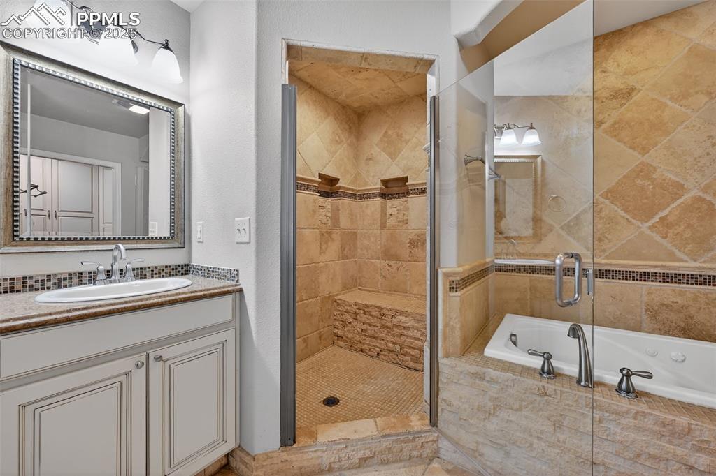 Image 29 of 49: Bathroom