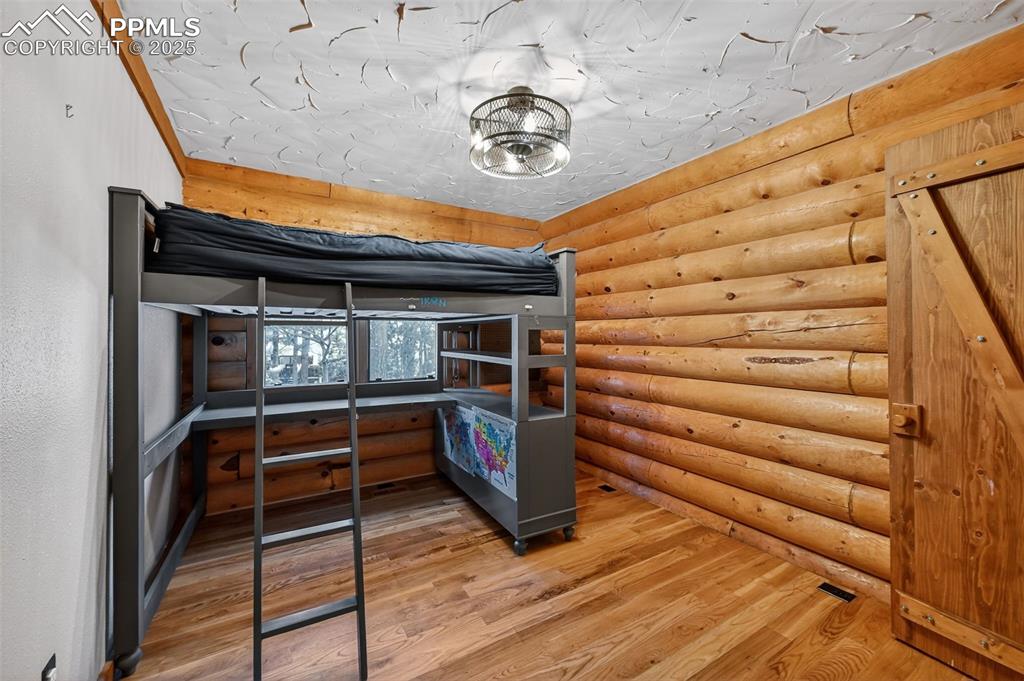 Image 32 of 49: Bedroom